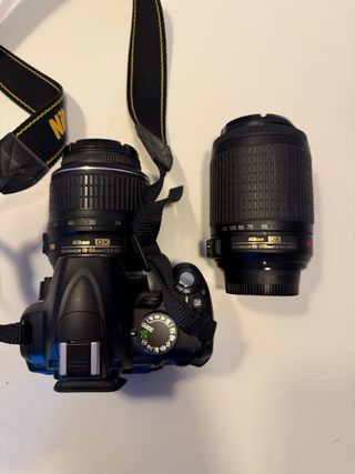 Cámara Nikon D3000 con trípode