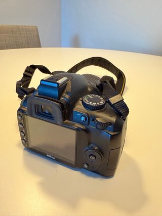 Cámara Nikon D3000 con trípode