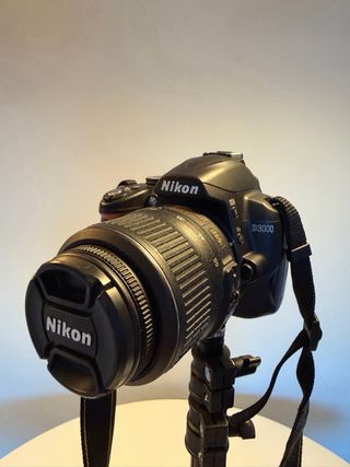 Cámara Nikon D3000 con trípode
