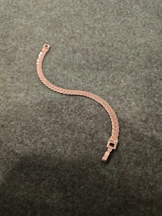 Bracciale elegante con maglie piatte