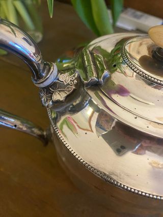 Tetera antigua de metal bañada en plata