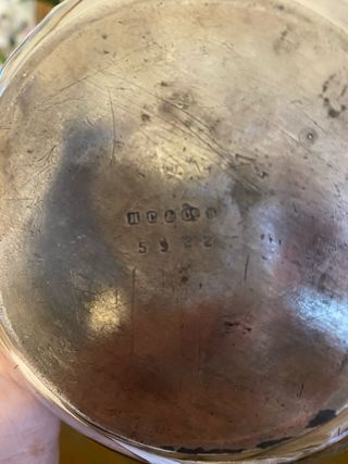 Tetera antigua de metal bañada en plata