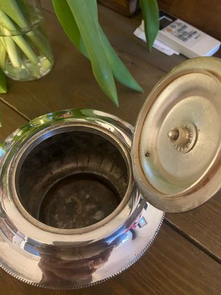 Tetera antigua de metal bañada en plata