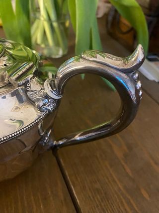 Tetera antigua de metal bañada en plata