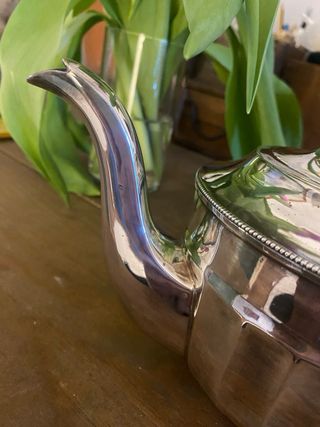 Tetera antigua de metal bañada en plata