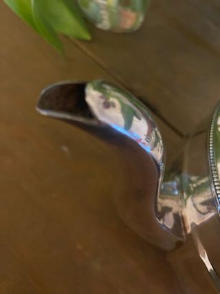 Tetera antigua de metal bañada en plata