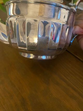 Tetera antigua de metal bañada en plata