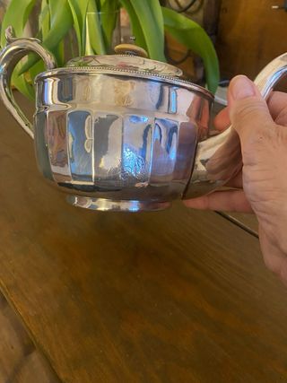 Tetera antigua de metal bañada en plata