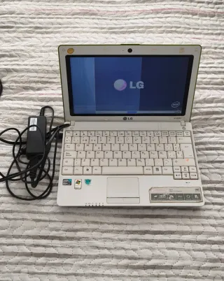 LG X120 Netbook (Para piezas o reparar) - SIN DISC