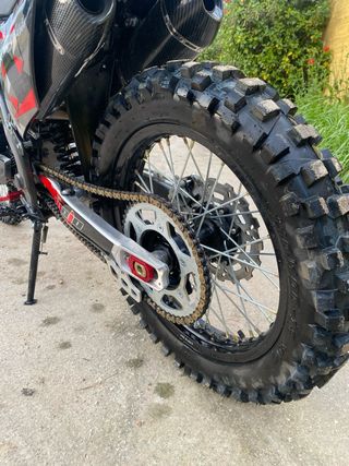 Moto Enduro/Motocross Negra y Roja