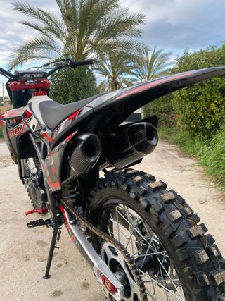 Moto Enduro/Motocross Negra y Roja
