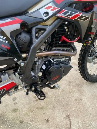 Moto Enduro/Motocross Negra y Roja