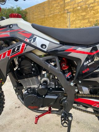 Moto Enduro/Motocross Negra y Roja