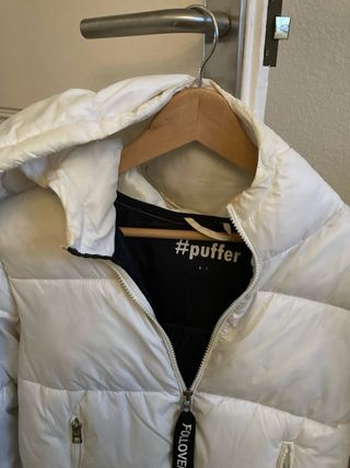 Chaqueta acolchada blanca con capucha