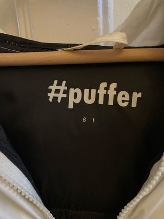 Chaqueta acolchada blanca con capucha