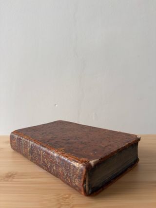 Libro antiguo francés Siglo XVIII historia