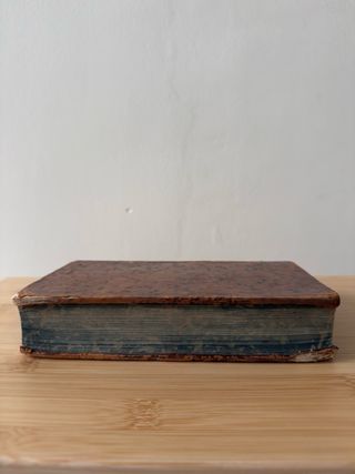 Libro antiguo francés Siglo XVIII historia