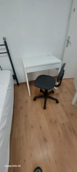 Escritorio blanco con cajón y silla