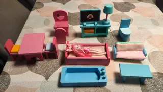 Muebles de madera para casa de muñecas