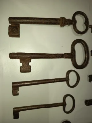 Lote de 14 llaves antiguas de metal