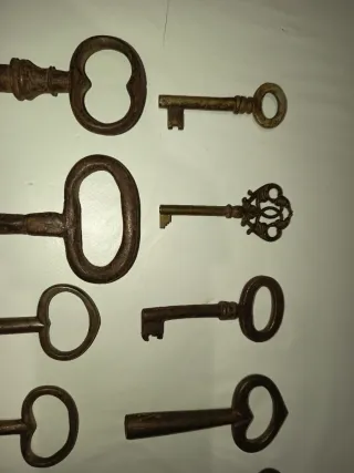 Lote de 14 llaves antiguas de metal