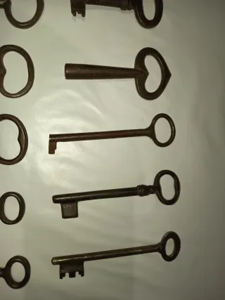 Lote de 14 llaves antiguas de metal