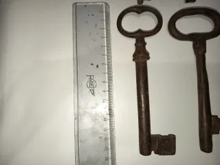 Lote de 14 llaves antiguas de metal