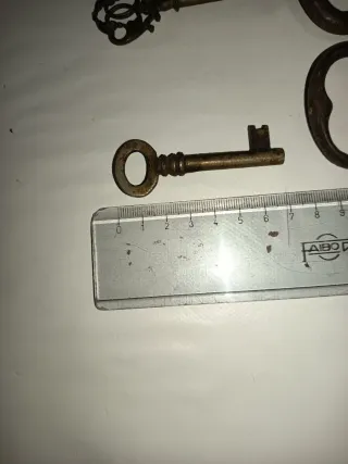 Lote de 14 llaves antiguas de metal