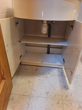 Mueble con lavabo, espejo con luz, armario y leja