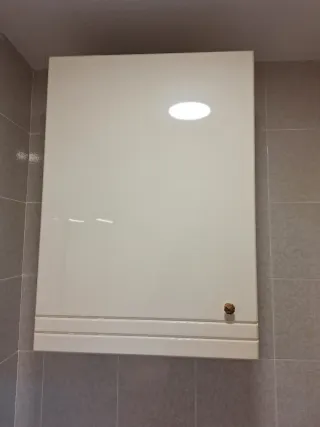 Mueble con lavabo, espejo con luz, armario y leja