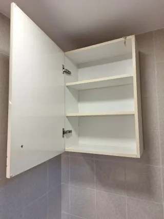 Mueble con lavabo, espejo con luz, armario y leja