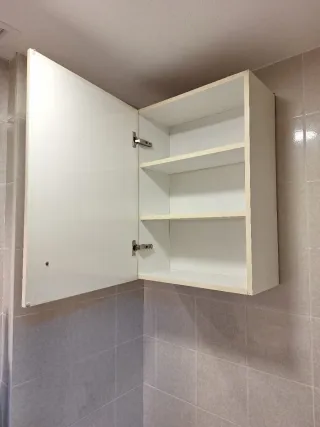Mueble con lavabo, espejo con luz, armario y leja