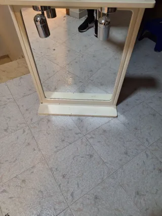Mueble con lavabo, espejo con luz, armario y leja
