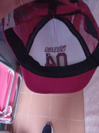 Gorra Valtra roja y blanca
