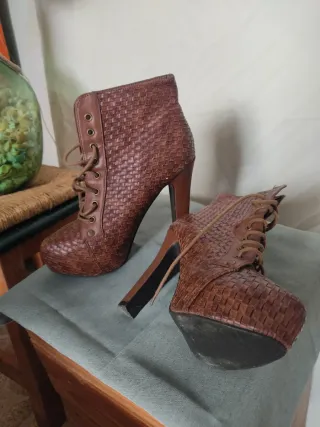 Botines marrones trenzados con cordones