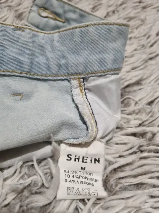 Pantalones cortos vaqueros rotos talla M