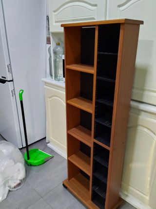 Estantería CD/DVD Madera y Plástico.