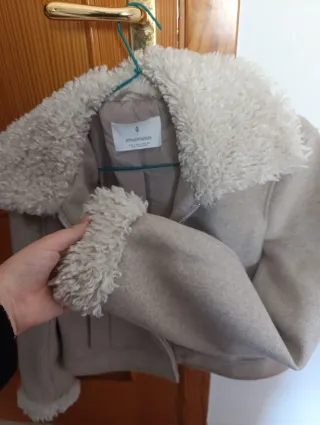 Chaqueta Stradivarius beige con borreguito