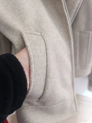 Chaqueta Stradivarius beige con borreguito