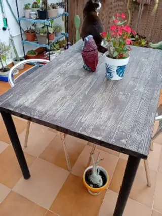 Mesa de madera y metal
