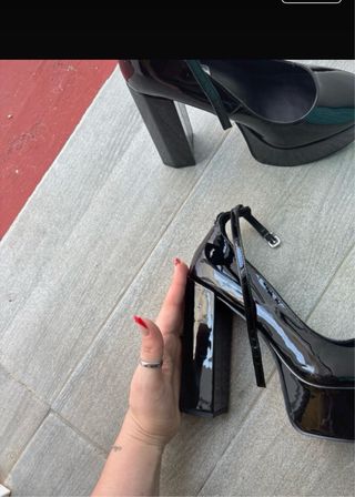 Tacones negros charol con pulsera