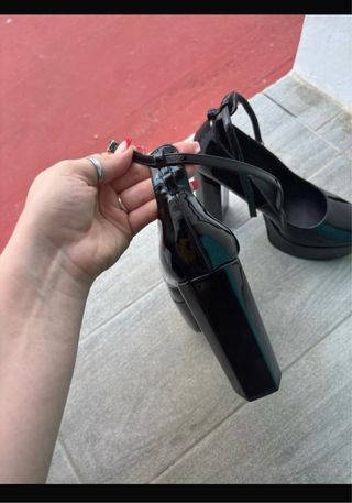 Tacones negros charol con pulsera