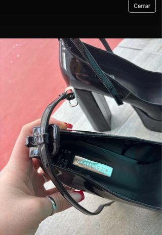 Tacones negros charol con pulsera