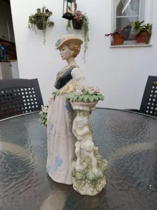 Figura de porcelana mujer con flores