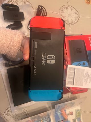 Nintendo Switch + Juego Mario Bros Deluxe.