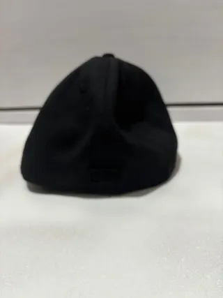 Gorra béisbol negra.