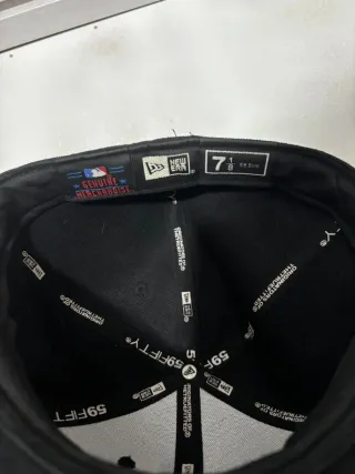 Gorra béisbol negra.