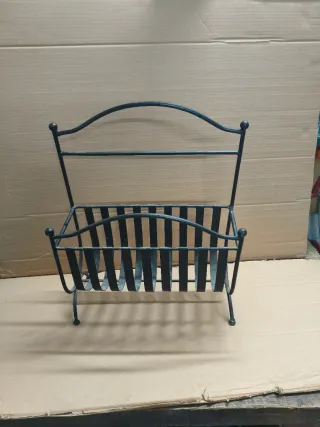 Revistero clásico de metal negro