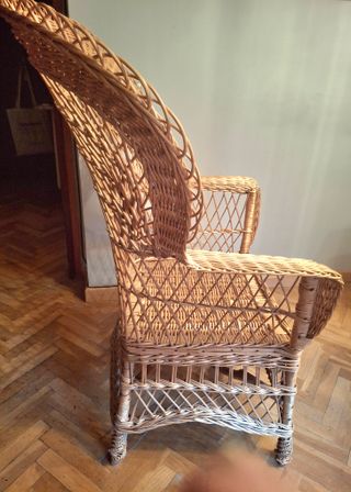Sillón de mimbre estilo pavo real