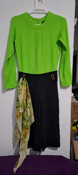 Abito verde e nero con foulard